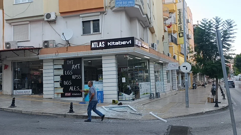 �iddetli r�zgarda yerinden kopan pencere 5. kattan d��t�