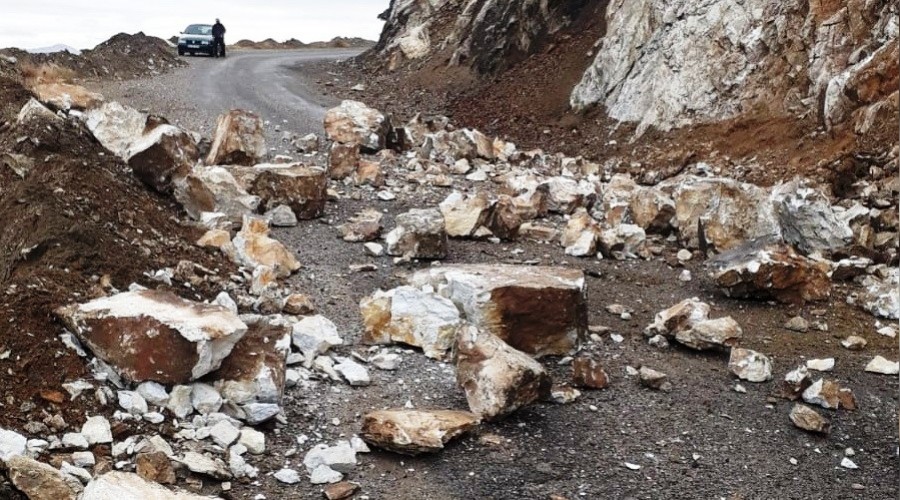 Şiddetli yağış kaya parçalarını kopardı