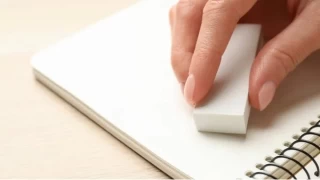 Silgi kağıttaki yazıyı nasıl siler?