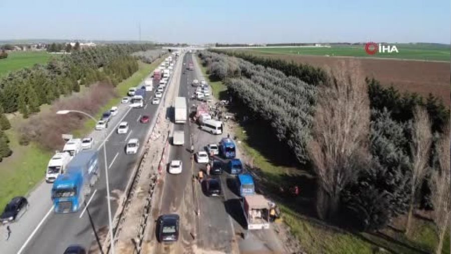 Silivri’de kum yüklü kamyon otomobillerin üzerine devrildi: 6 ölü, 3 yaralı