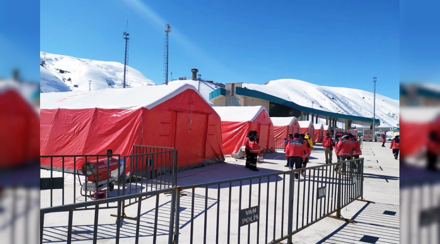 S�n�r kap�s�na sahra hastanesi kuruldu 