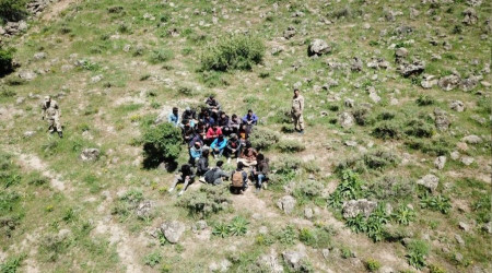 Sınırda yakalanamayan 28 göçmen arazide yakalandı