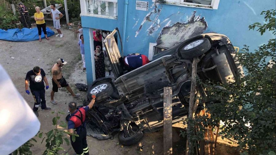 Sinop'ta otomobil evin bah�esine u�tu: 1 �l� 3 yaral�