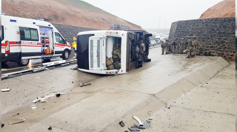 ��rnak'ta askeri ara� devrildi: 1 �ehit, 20 yaral� 