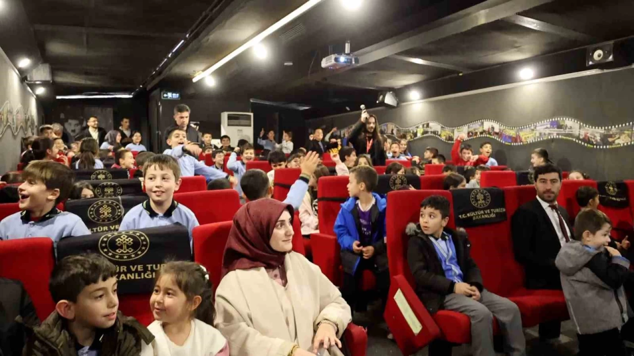 Sivas'ta birok ocuk ilk kez sinemayla tant