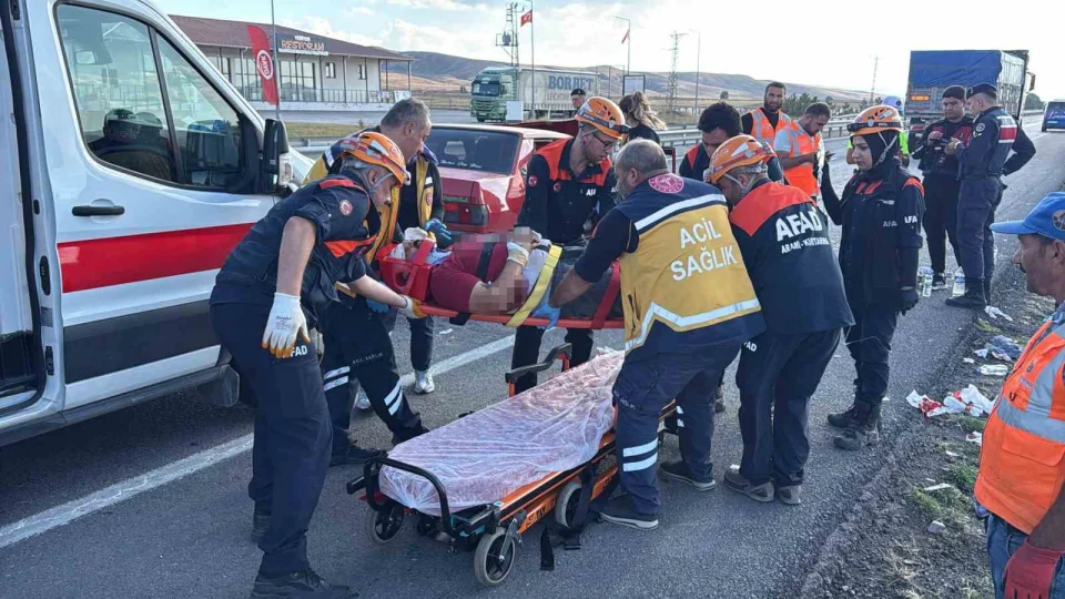 Sivas'ta otomobil t�ra arkadan �arpt�: 6 yaral�