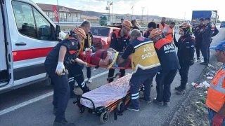 Sivas'ta otomobil t�ra arkadan �arpt�: 6 yaral�