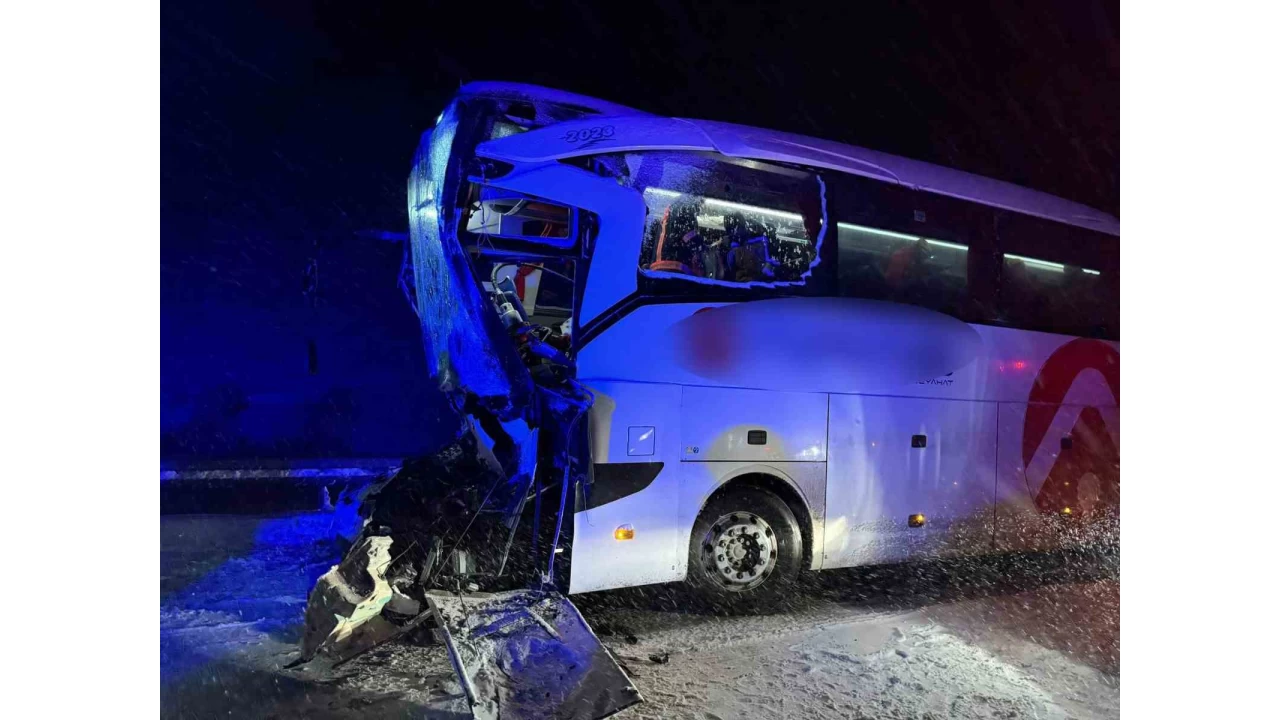 Sivas'ta yolcu otob�s� park halindeki t�ra �arpt�, 1'i a��r 13 ki�i yaraland�