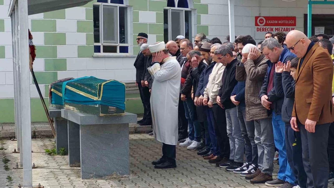 Sokak ortasında öldürülen 3 çocuk annesi kadın toprağa verildi