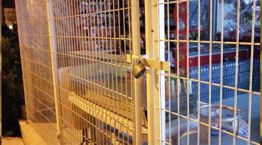 Soygun yapamayınca kepenkleri kilitleyip gittiler