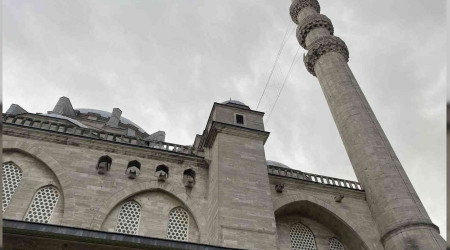 Sleymaniye Camii'nin erefesinden para koptu