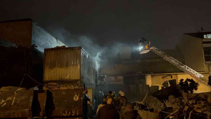 Sultangazi'de i��ilerin kald��� konteyner alev alev yand�