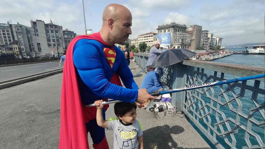 Süpermen Galata Köprüsü'nde balık tuttu!