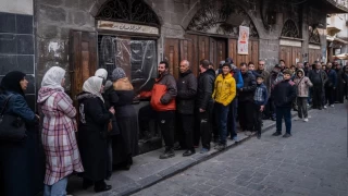 Suriye'de ekmek karaborsaya düşmüş durumda. Ülkede ekmek birkaç hafta öncesine göre on kat daha pahalı. 12 adet küçük pidenin fiyatı 400 Suriye lirasından 4.000 Suriye lirasına yükselmiş durumda