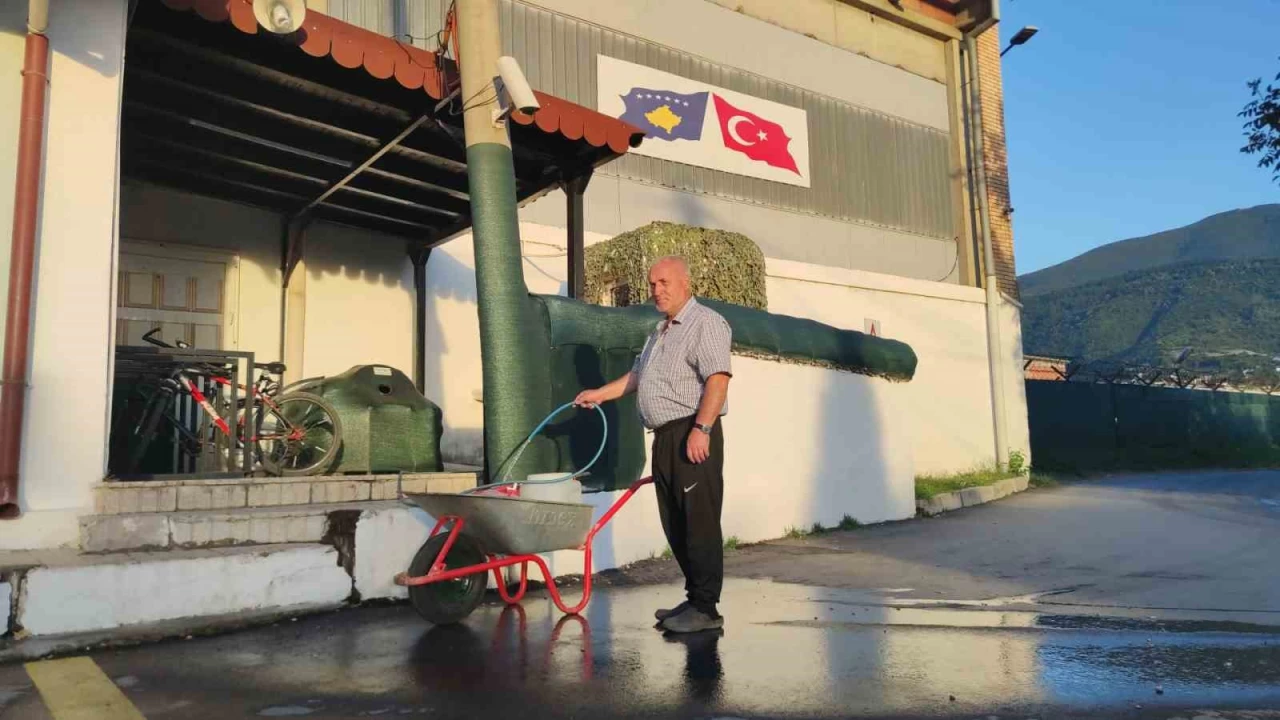 Susuz kalan Kosoval�lar�n imdad�na T�rk askeri yeti�ti