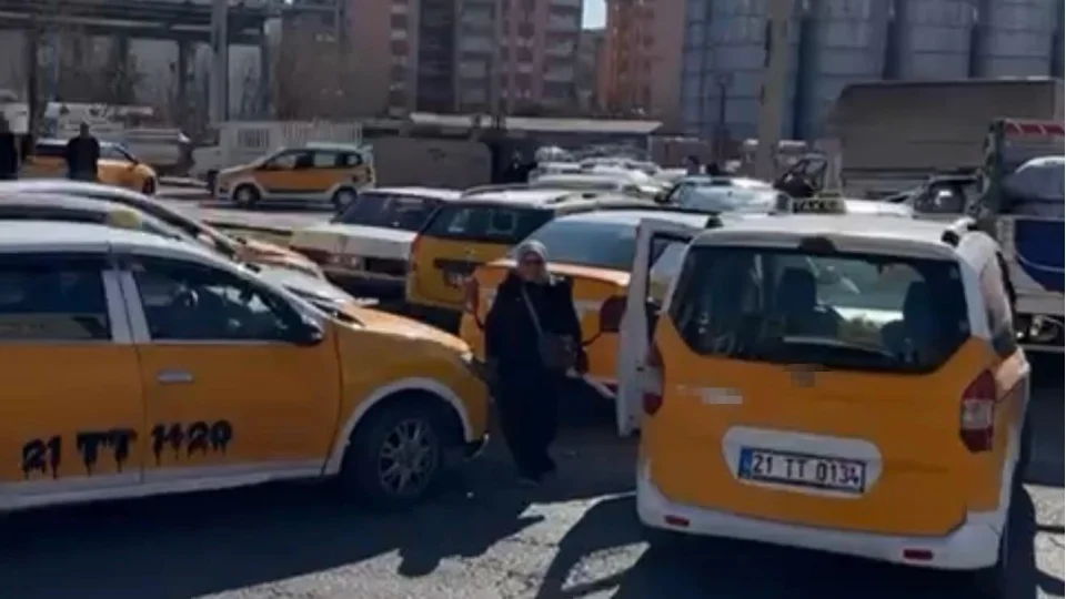 Taksicilerin g�ncellenen zam kuyru�u