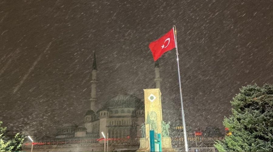 Taksim Meydan�'nda kar ya���� etkisini artt�rd�
