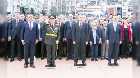 Taksim'de Cumhuriyet yürüyüþü