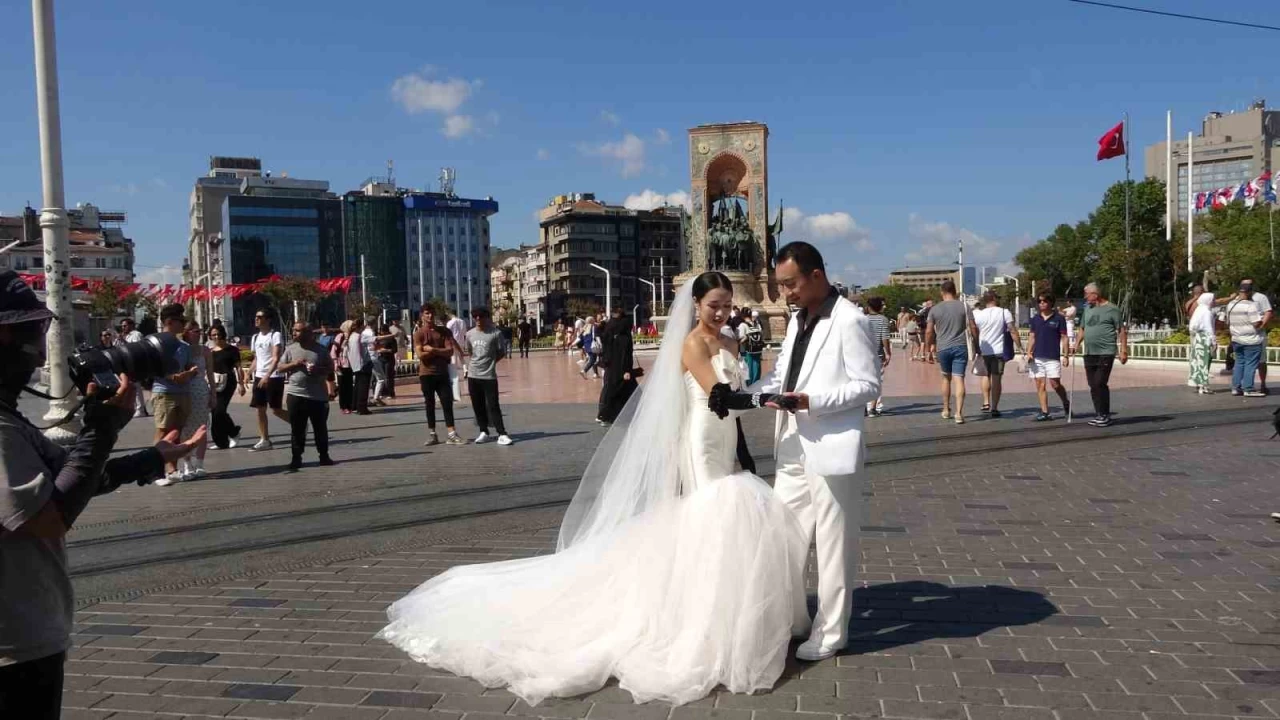 Taksim'de d���n foto�raf� �ektiren �inli �ift ilgi oda�� oldu