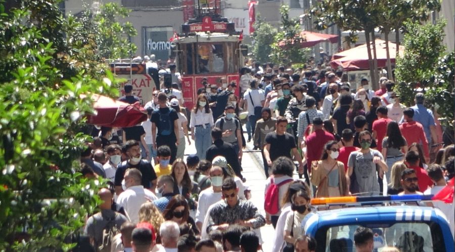 Taksim'de i�ne atsan yere d��mez