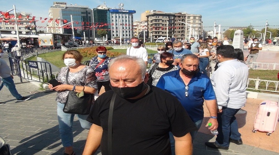 Taksim'de turistlere korona denetimi