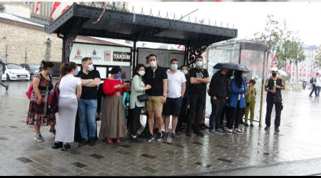 Taksim'de vatandaşlar yağmura hazırlıksız yakalandı