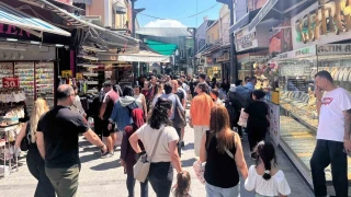 Tarihi Kemeraltı Çarşısı'nda Kurban Bayramı yoğunluğu yaşanıyor