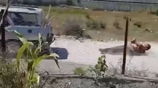 Tartıştığı komşusunu arabaya bağlayıp sürükledi