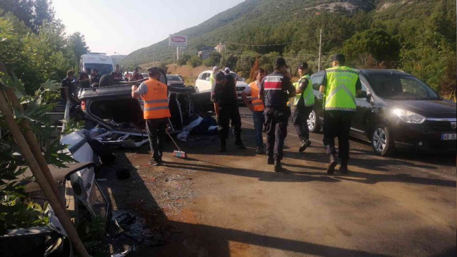 Tatil yolunda zincirleme kaza: 2 l, 4 yaral