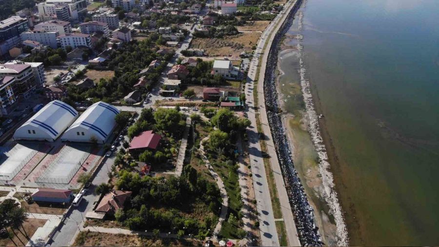 Tatvan sahili tatilcilerin uğrak mekanı oldu