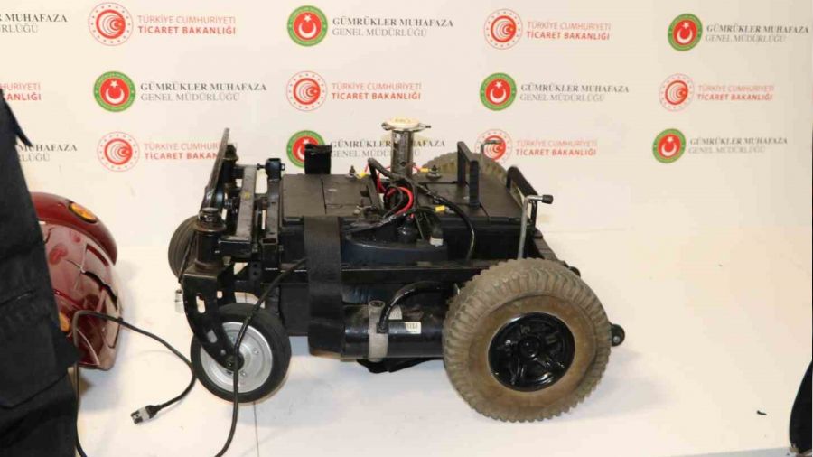 Tekerlekli sandalyenin ak�s�ne gizlenmi� 8 kilogram uyu�turucu yakaland�