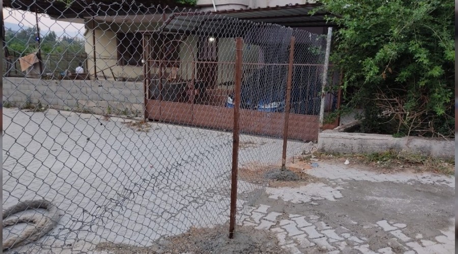 Tel örgü çekip yolu kapattı