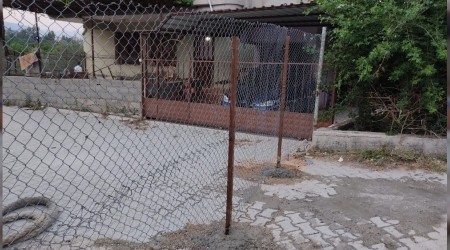 Tel örgü çekip yolu kapattı