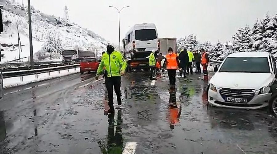 TEM Otoyolu'nda 8 ara� birbirine girdi