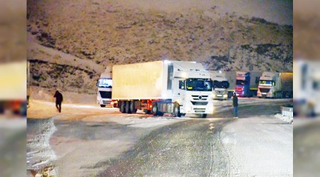 Tendürek'te mahsur kaldılar