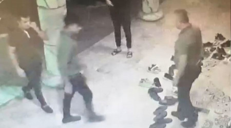 Terlikle geldiği camiden 3 bin liralık ayakkabı ile ayrıldı