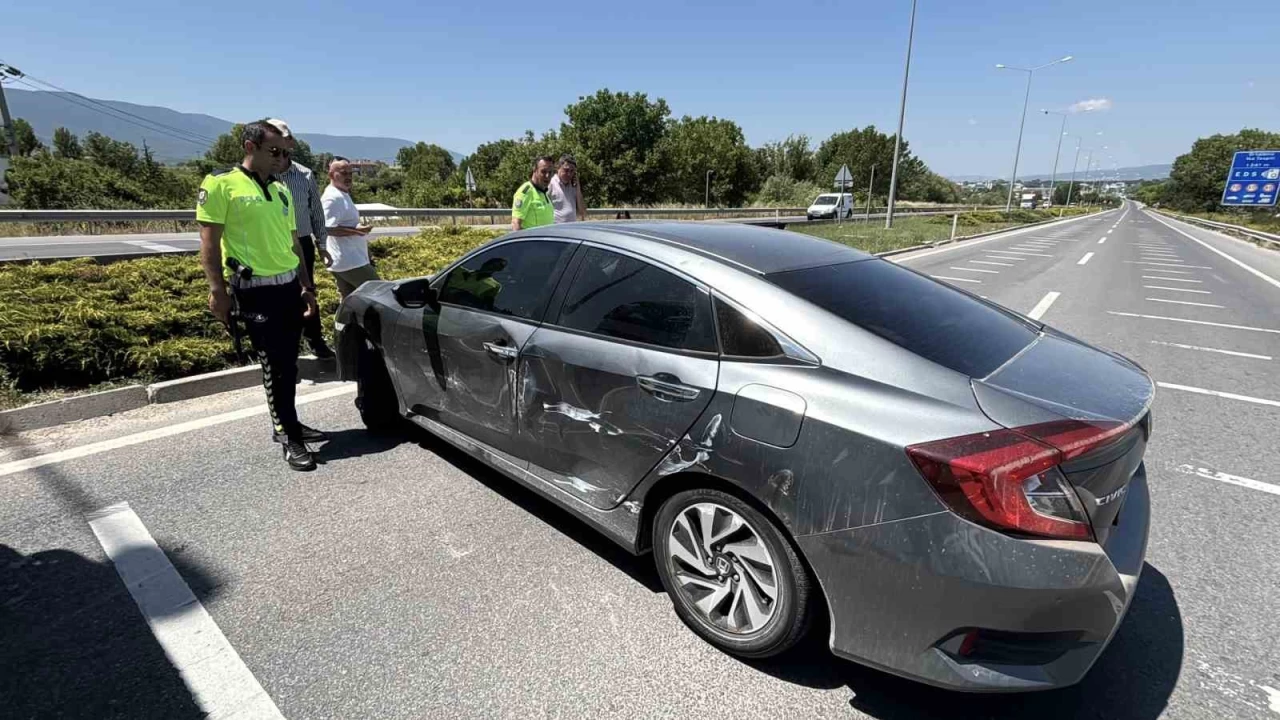 Tır, otomobili 60 metre sürükledi