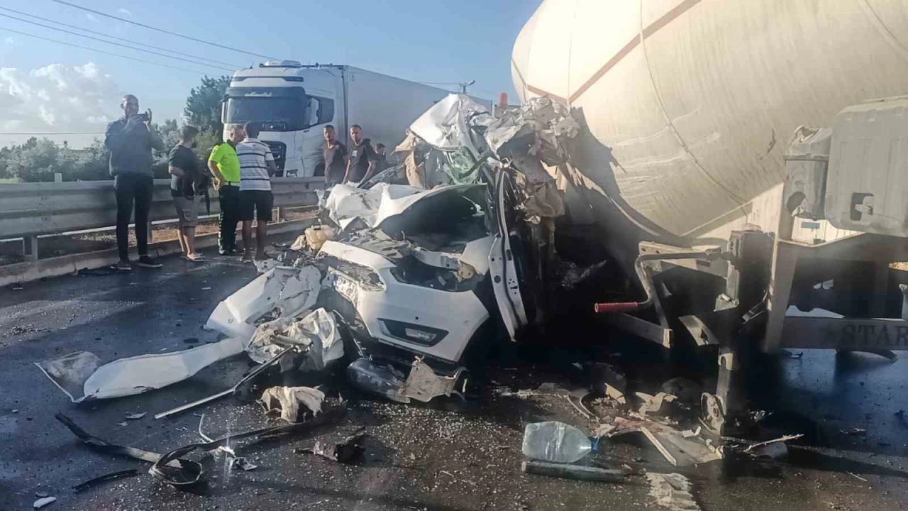 Tır otomobili ezdi, sürücü saniyelerle kurtuldu