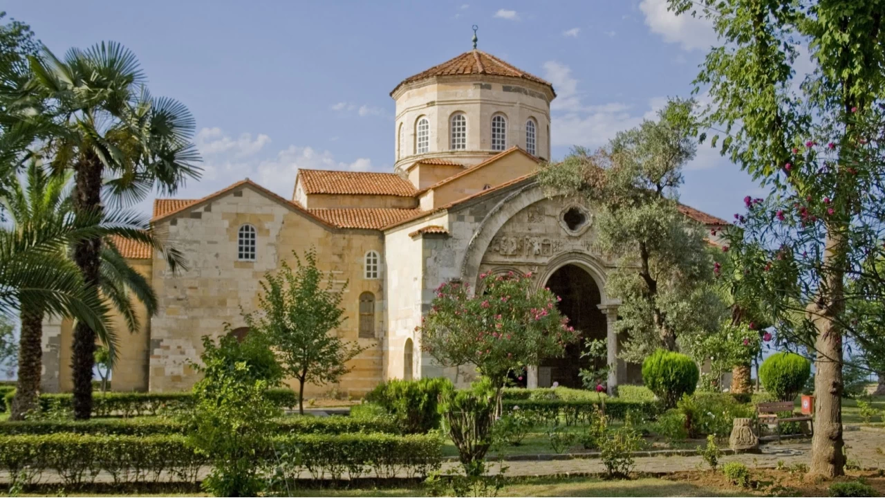Trabzon Ayasofya Camii: Hem mimari hem de manzara açısından görsel bir şölen sunar