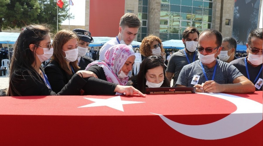 Trafik kazasında şehit düşen polis gözyaşlarıyla uğurlandı