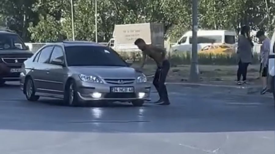 Trafikte yol veren genci b��aklayarak �ld�rd�