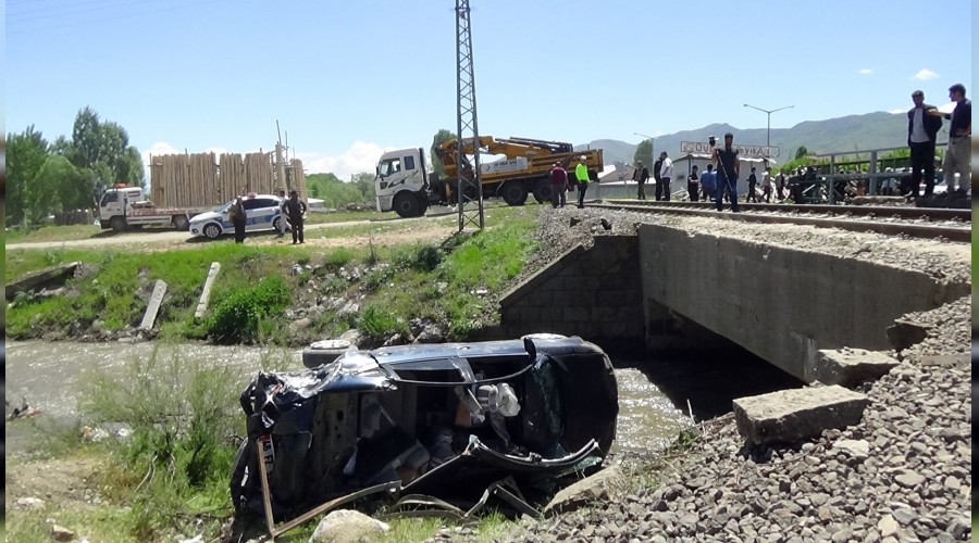 Tren otomobili dereye u�urdu   