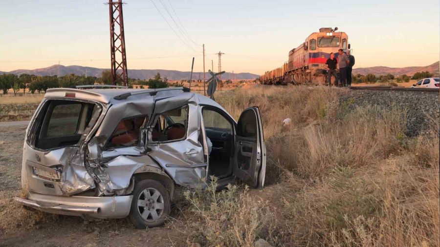 Trene çarpan yaralı sürücünün derdine bakar mısınız!