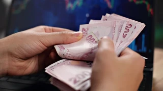 TÜİK, ağustosta aylık enflasyonu yüzde 1,84, ENAG ise yüzde 2,24 olarak açıkladı. Yıllık enflasyon TÜİK'e göre yüzde 31,51, ENAG'a göre yüzde 49,03 oldu
