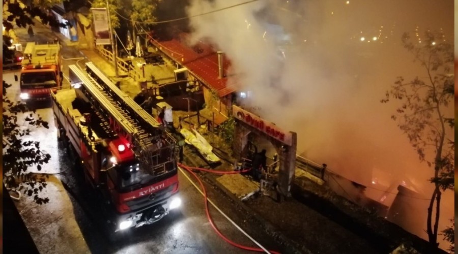 Tunceli'de 2 katlı kafe küle döndü