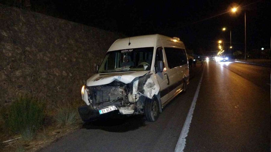 Tur minibüsü otomobille çarpıştı