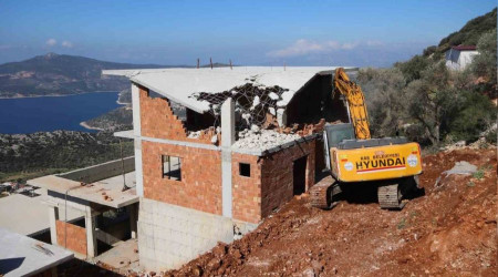 Turizm merkezi Kaş'ta kaçak yapılar yıkılıyor