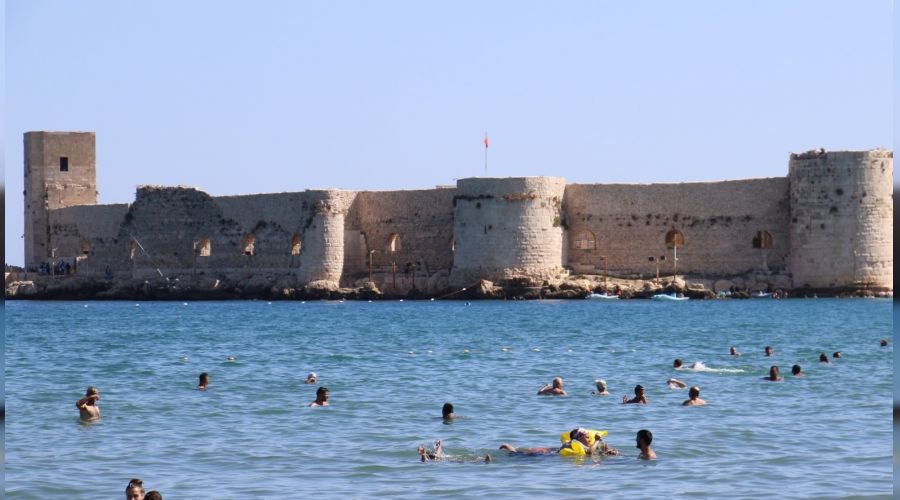 Turizmin merkezi K�zkalesi'nde Pazar yo�unlu�u