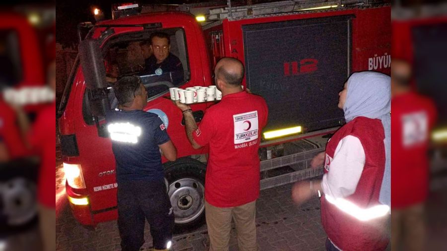 Türk Kızılay'dan Manisa'daki yangın ekiplerine gıda desteği