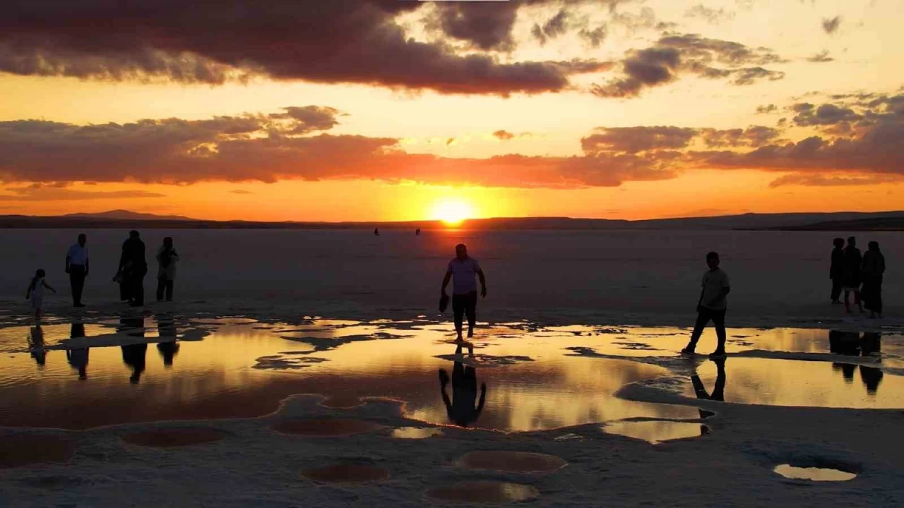 Tuz G�l�'nde mest eden g�n bat�m�